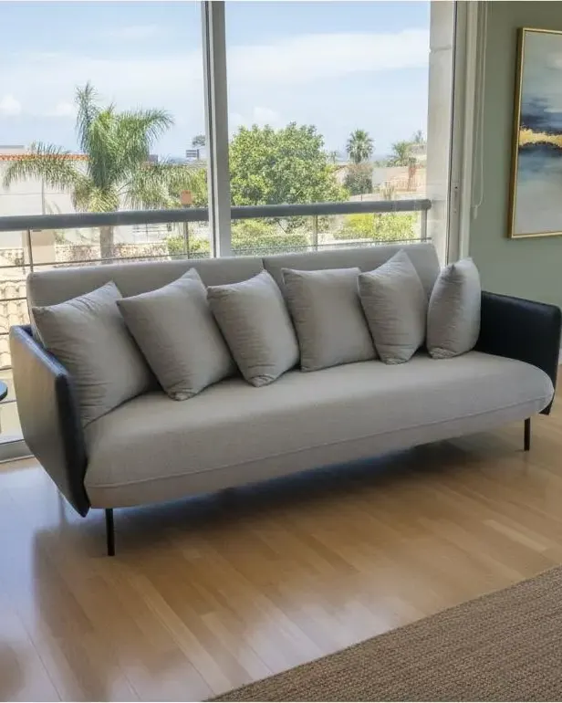 Sillón de 3 cuerpos gris con almohadones