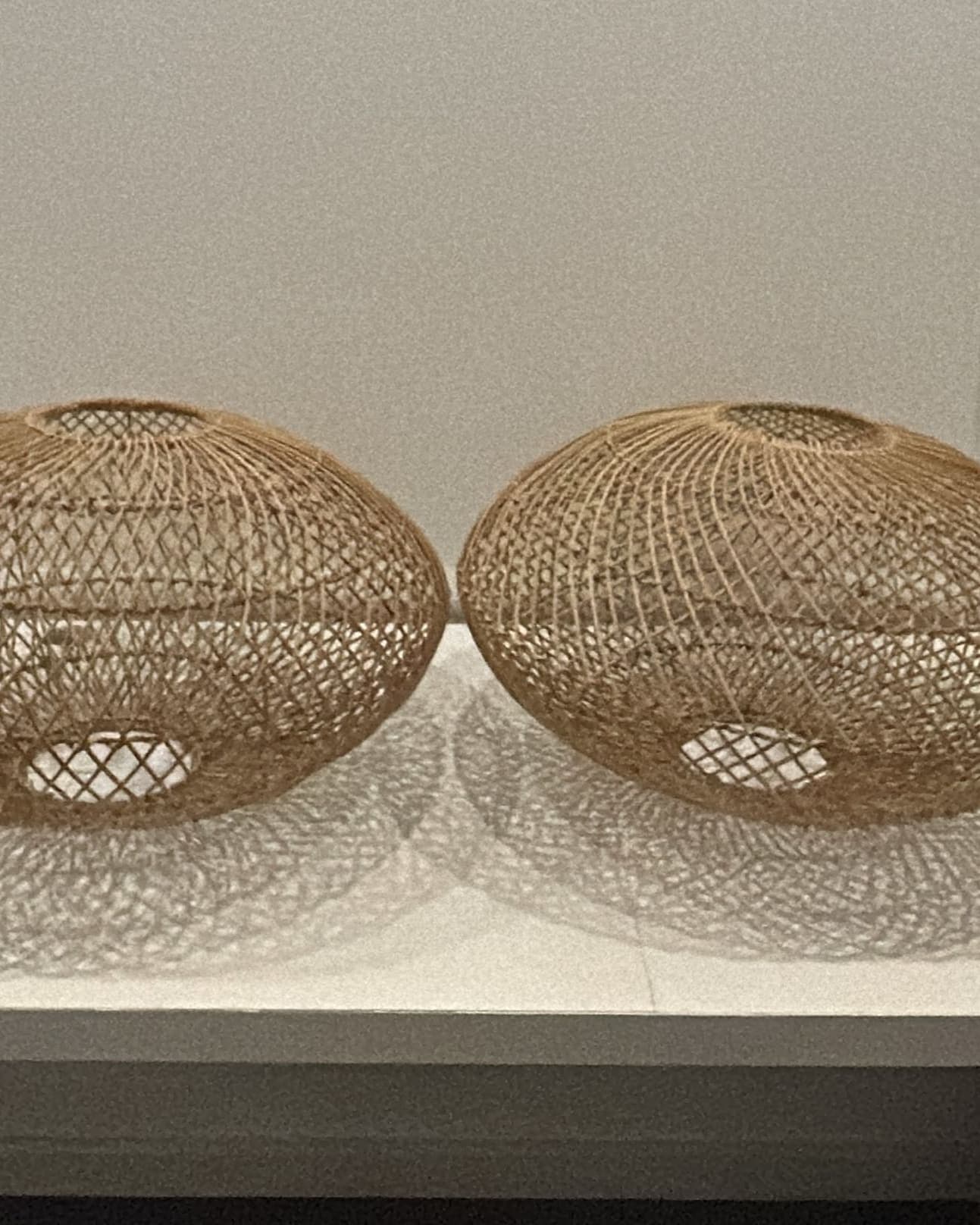 Par de pantallas colgantes de mimbre