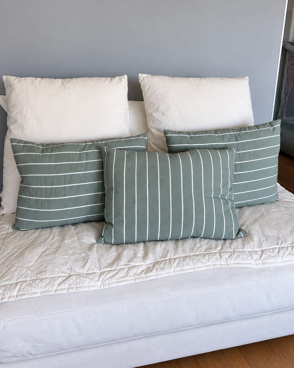 3 almohadones verdes a rayas tussor