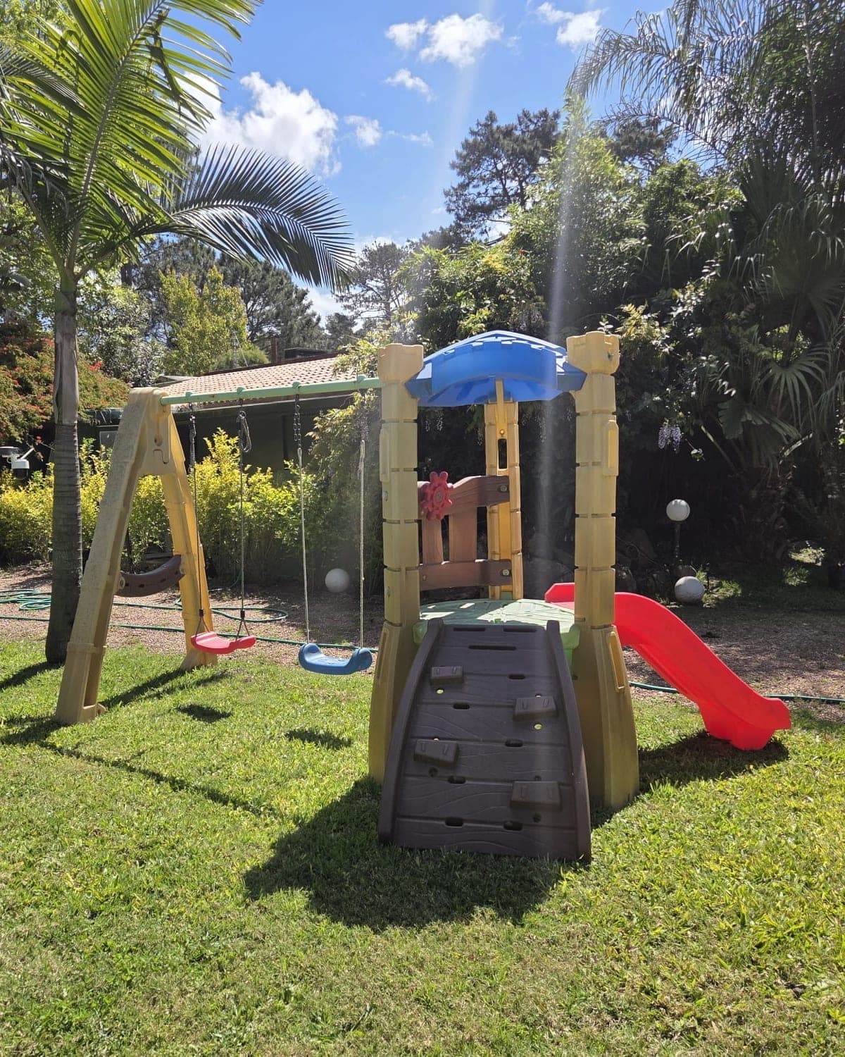 Juego de plaza con torre, tobogán y hamacas Little Tikes