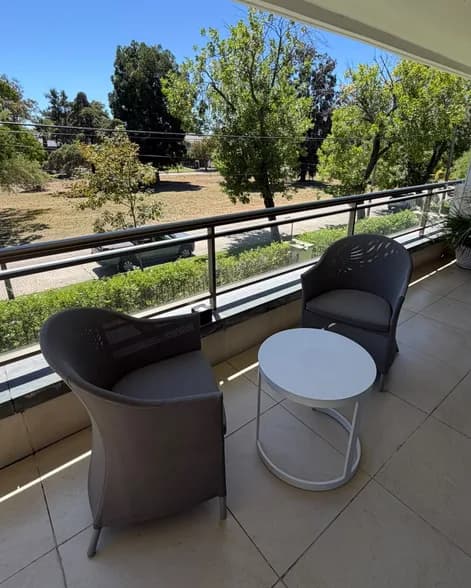 Dos sillones de exterior y mesa de apoyo