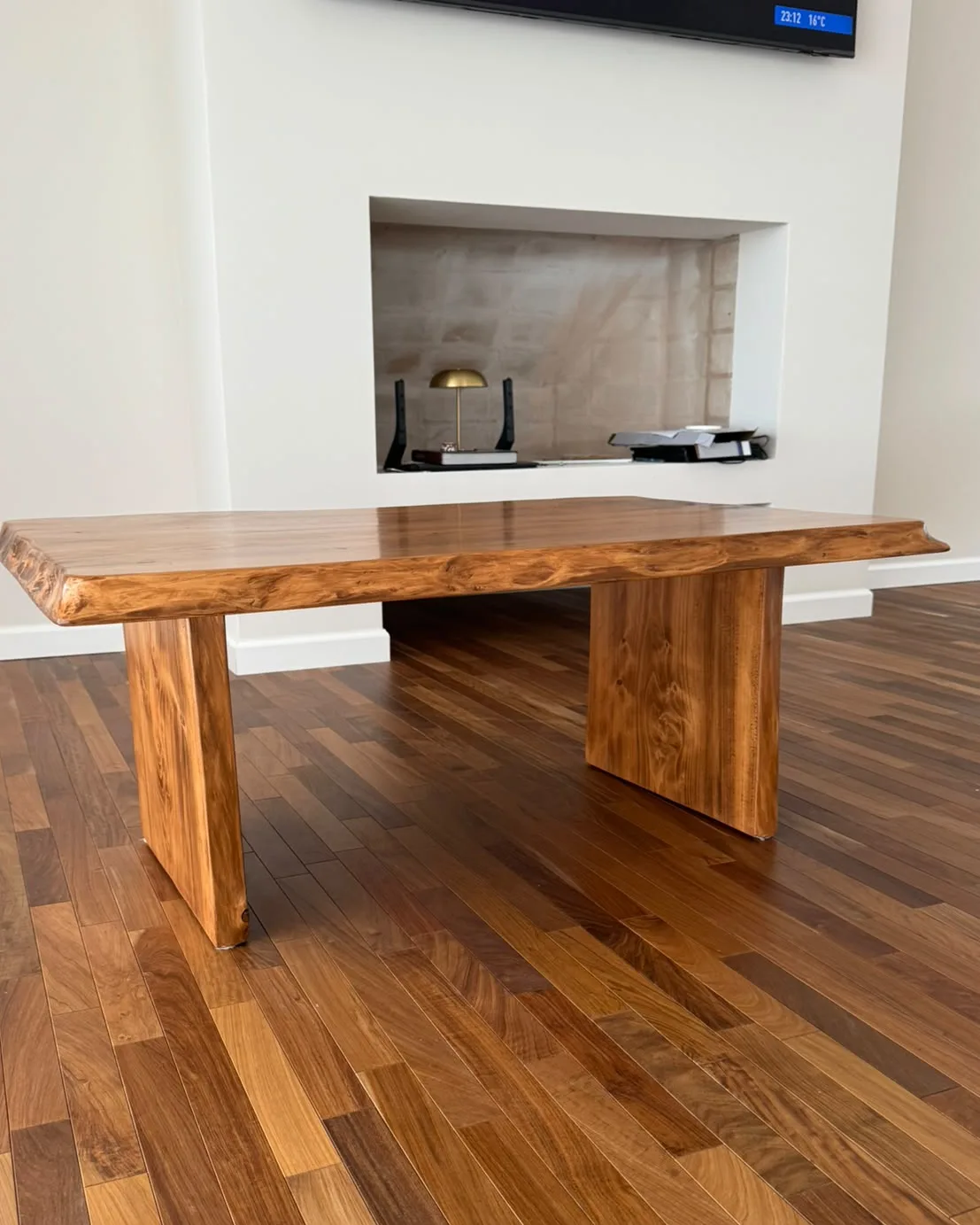 Mesa ratona de madera de ciprés