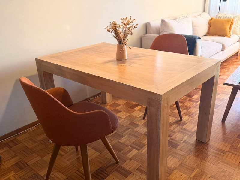 Mesa de comedor de álamo en lustre natural