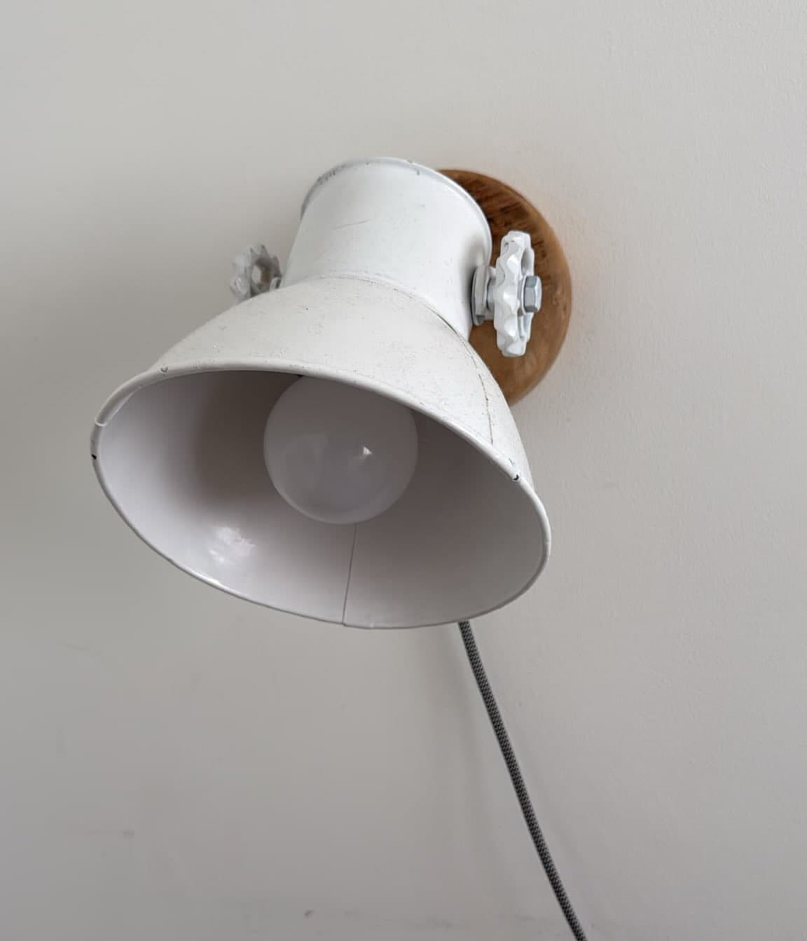 Par de lámparas blancas de estilo industrial, ideales para mesas de luz o para…