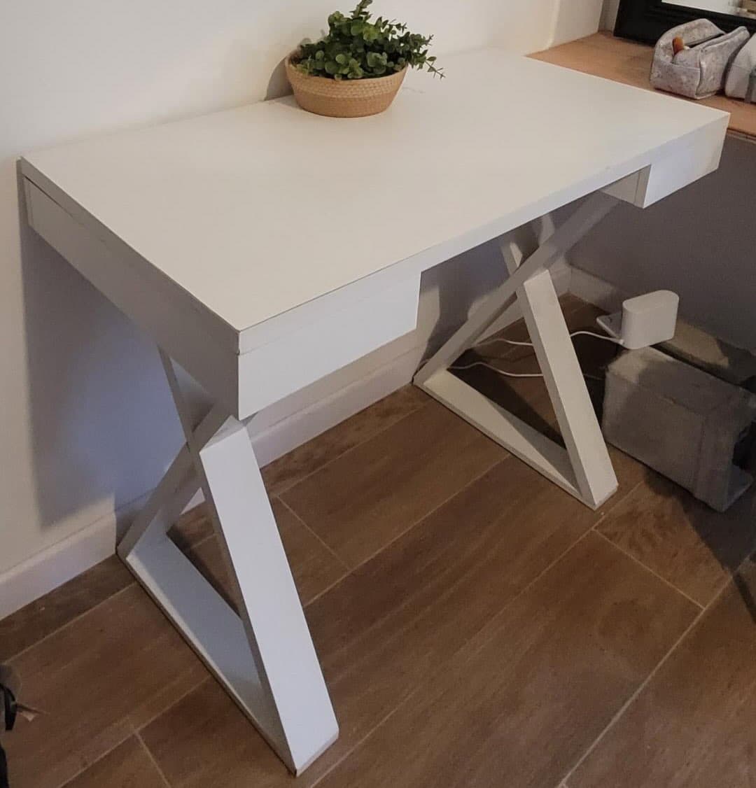 Escritorio simple, sólido y práctico. Ideal para home office, dormitorio…