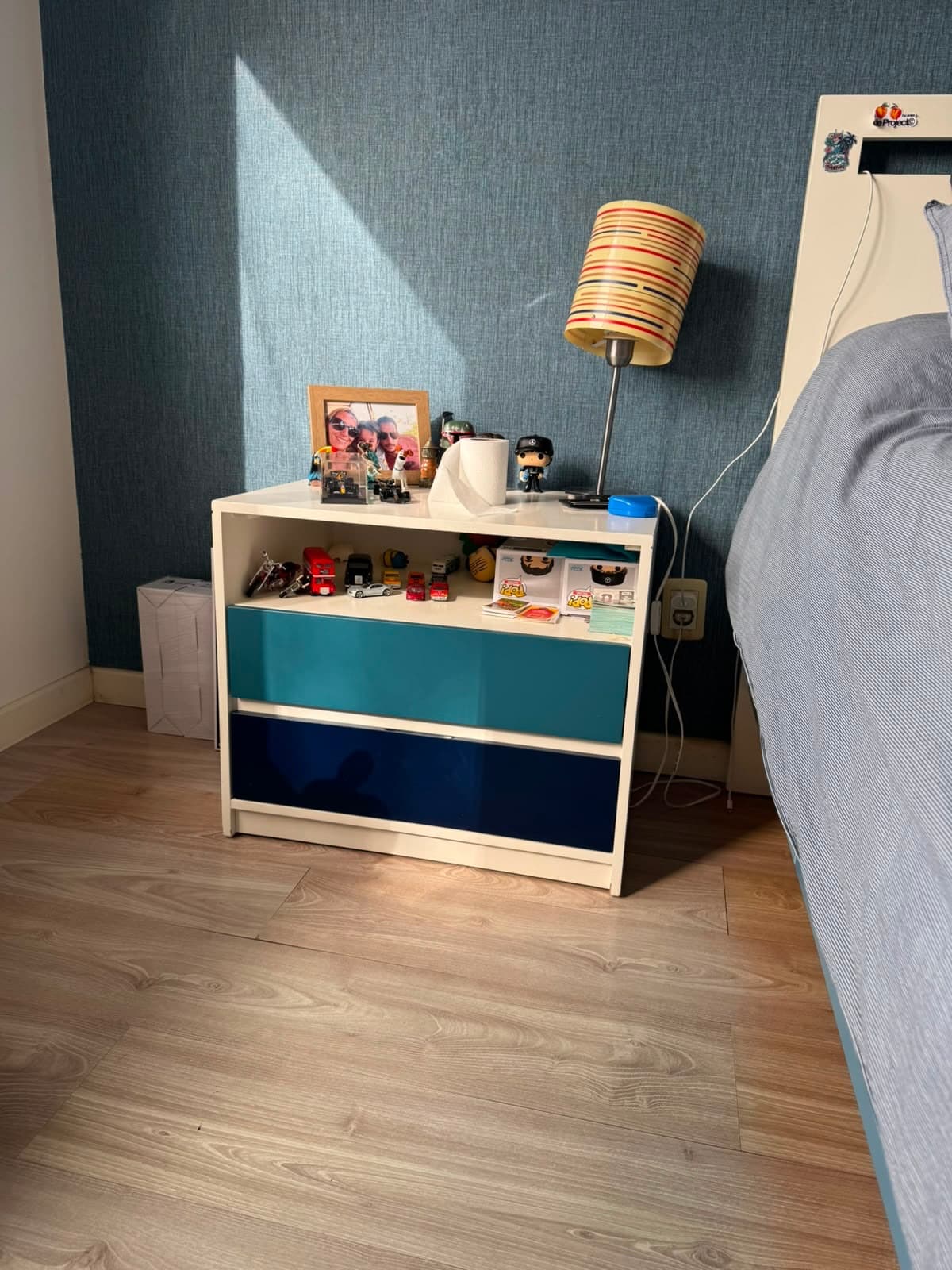 Mesa de luz con dos cajones y espacio abierto de guardado. Práctica y con…