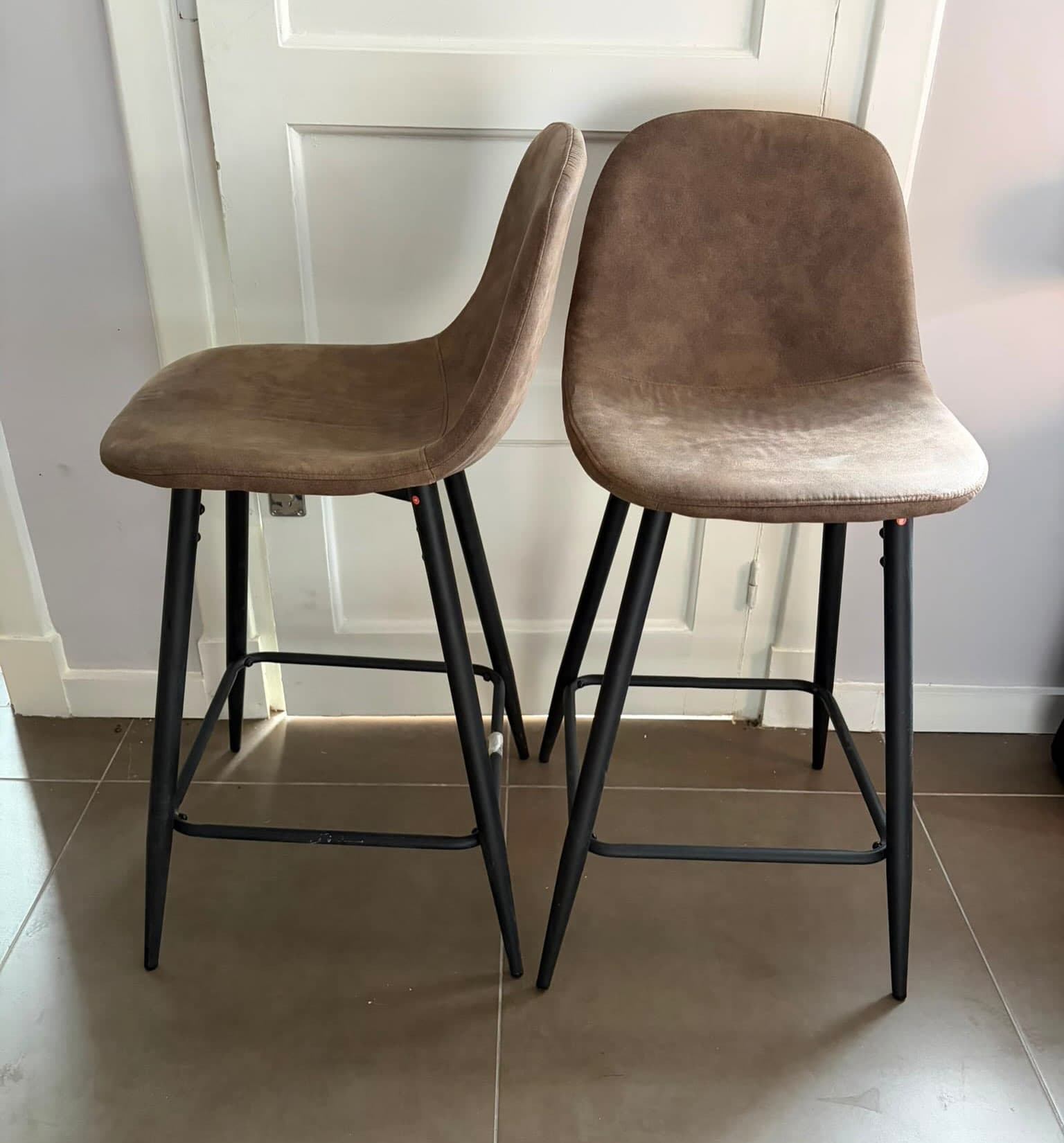 Par de banquetas para barra, de diseño moderno y cómodas para el uso diario.…