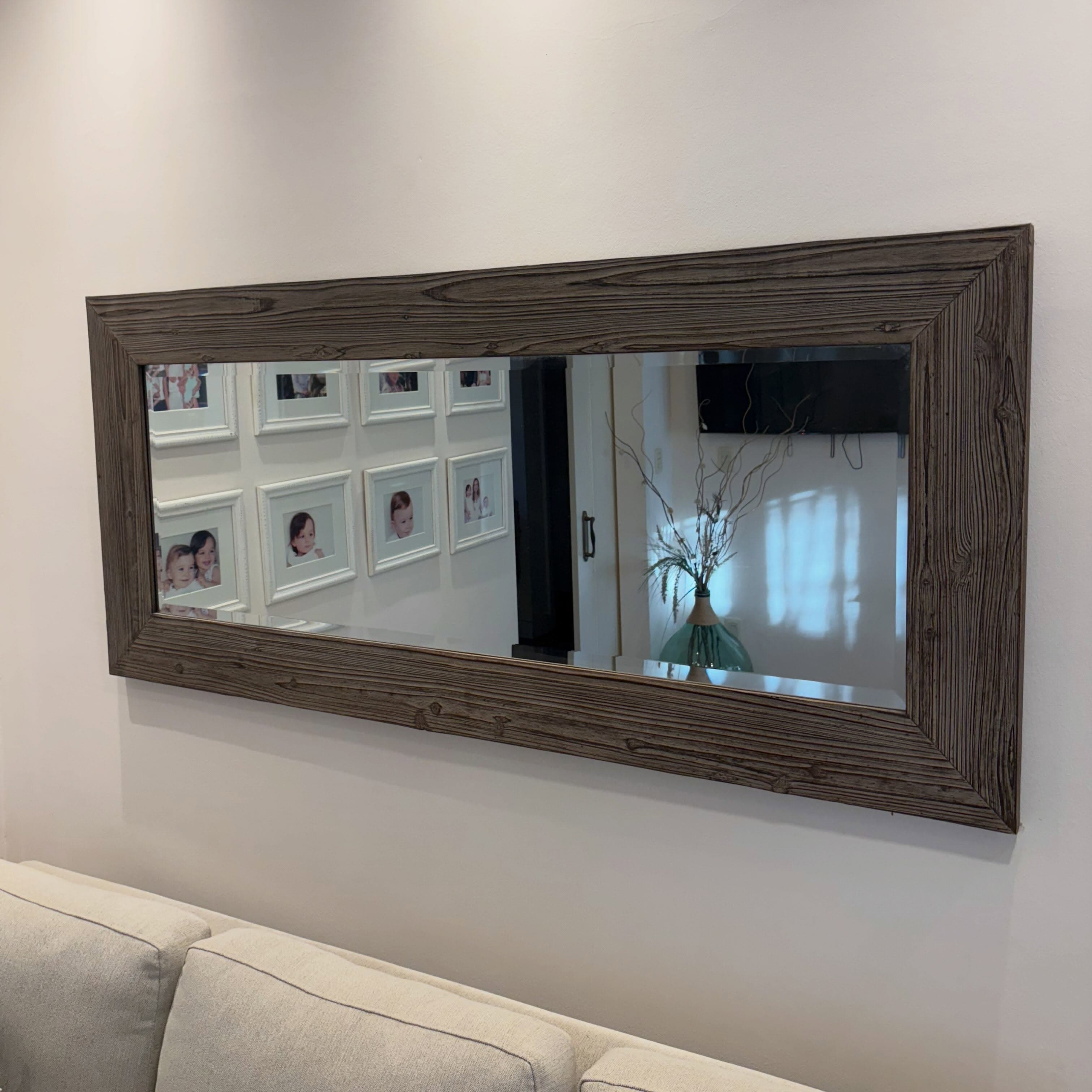 Espejo en madera maciza, diseño elegante y gran presencia. Ideal para ampliar…