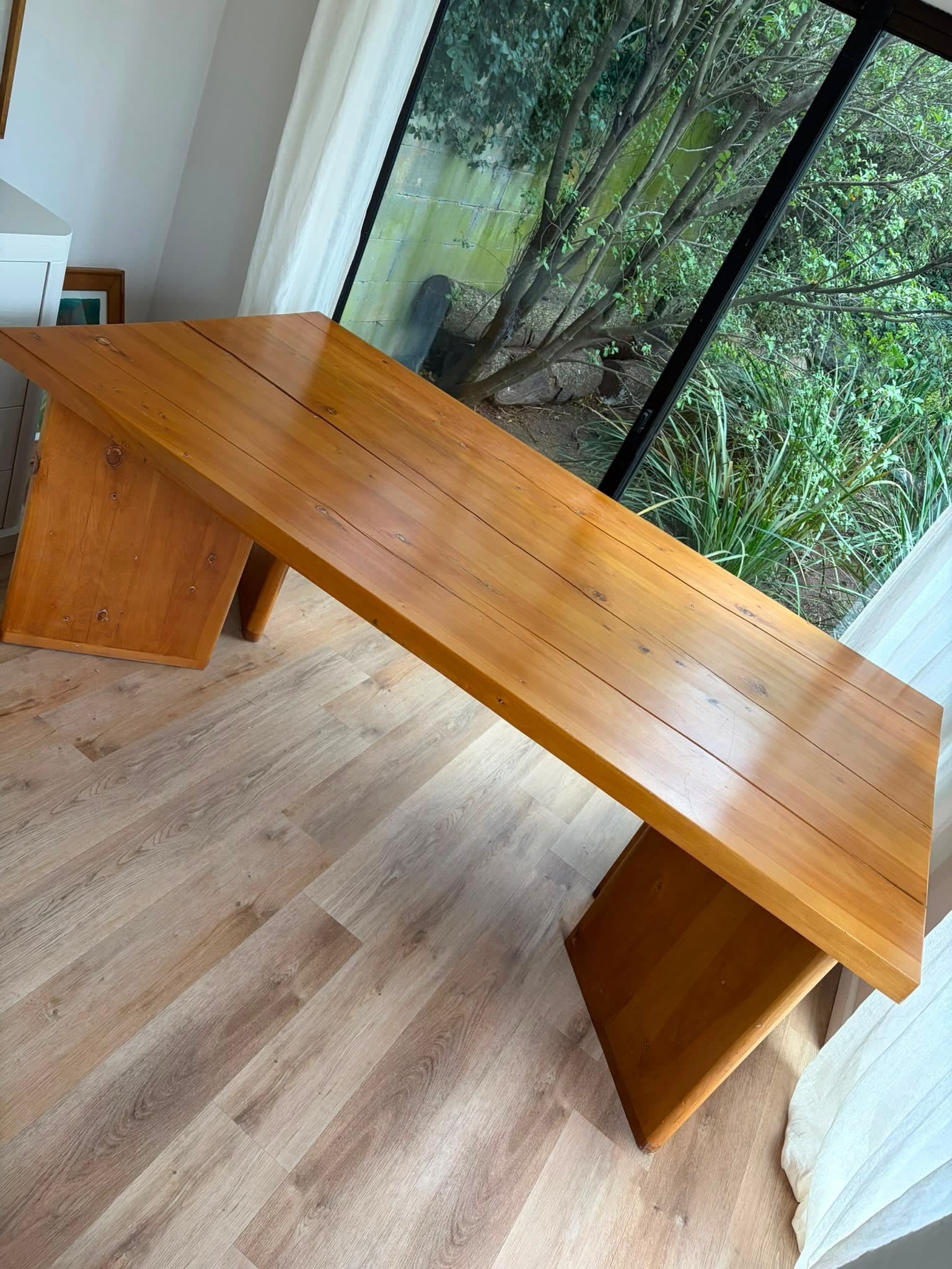 Espectacular mesa de comedor de madera maciza con lustre!