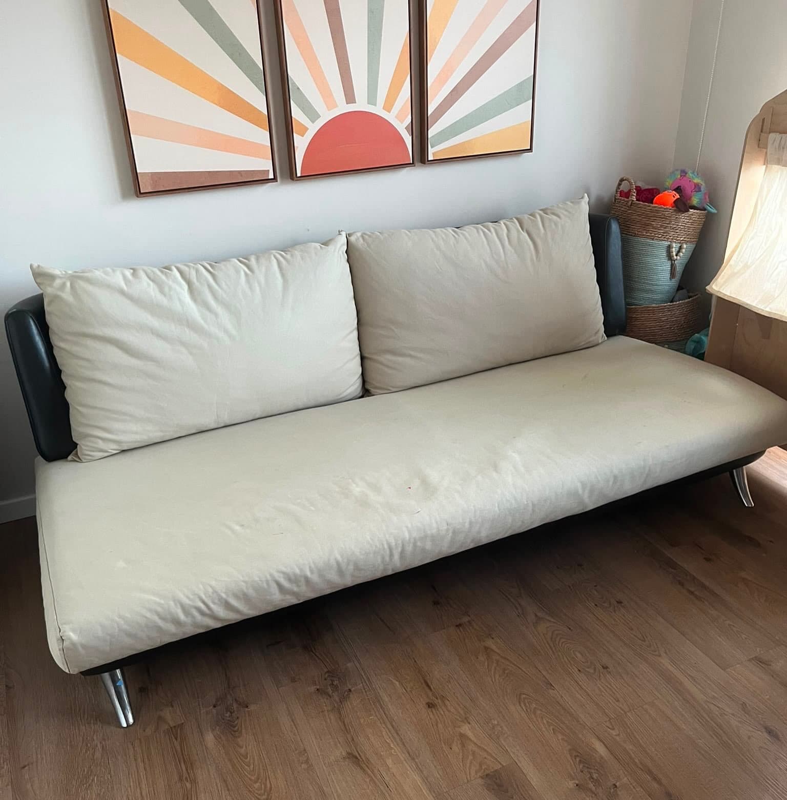 Sillón de líneas simples y súper cómodo, tapizado en cuerina negra con patas…