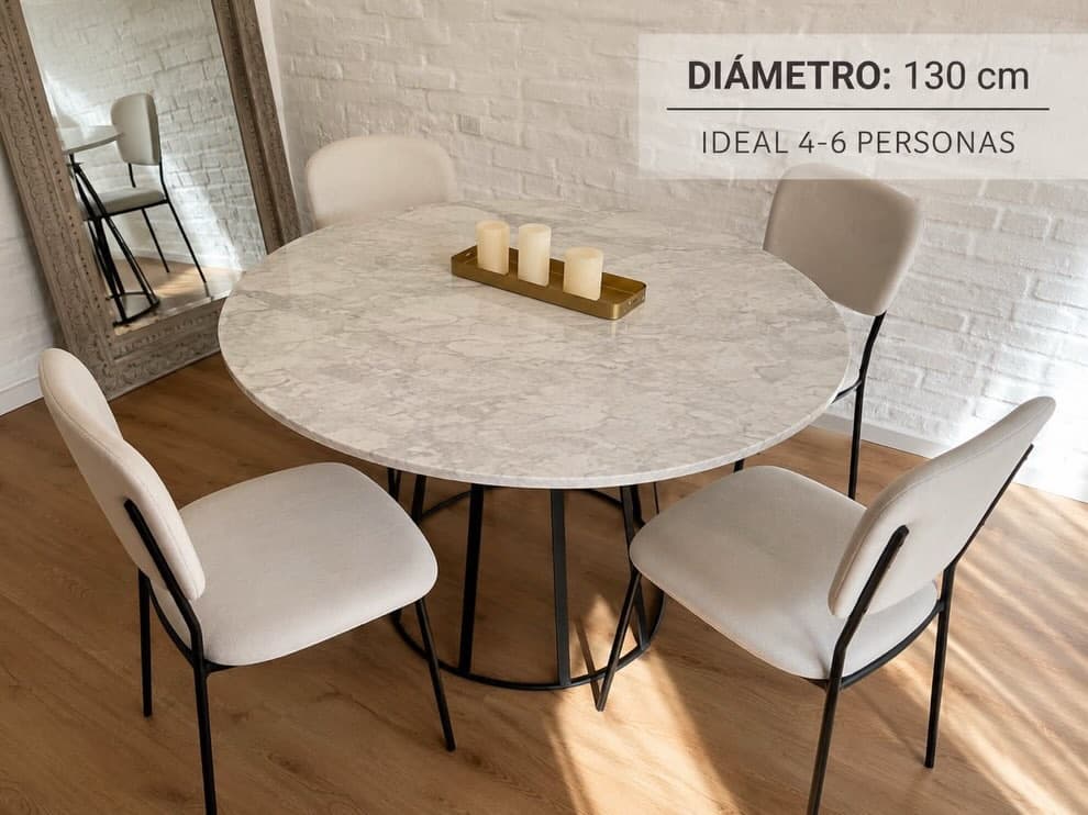 Mesa de mármol Carrara y hierro, una combinación elegante y atemporal que se…