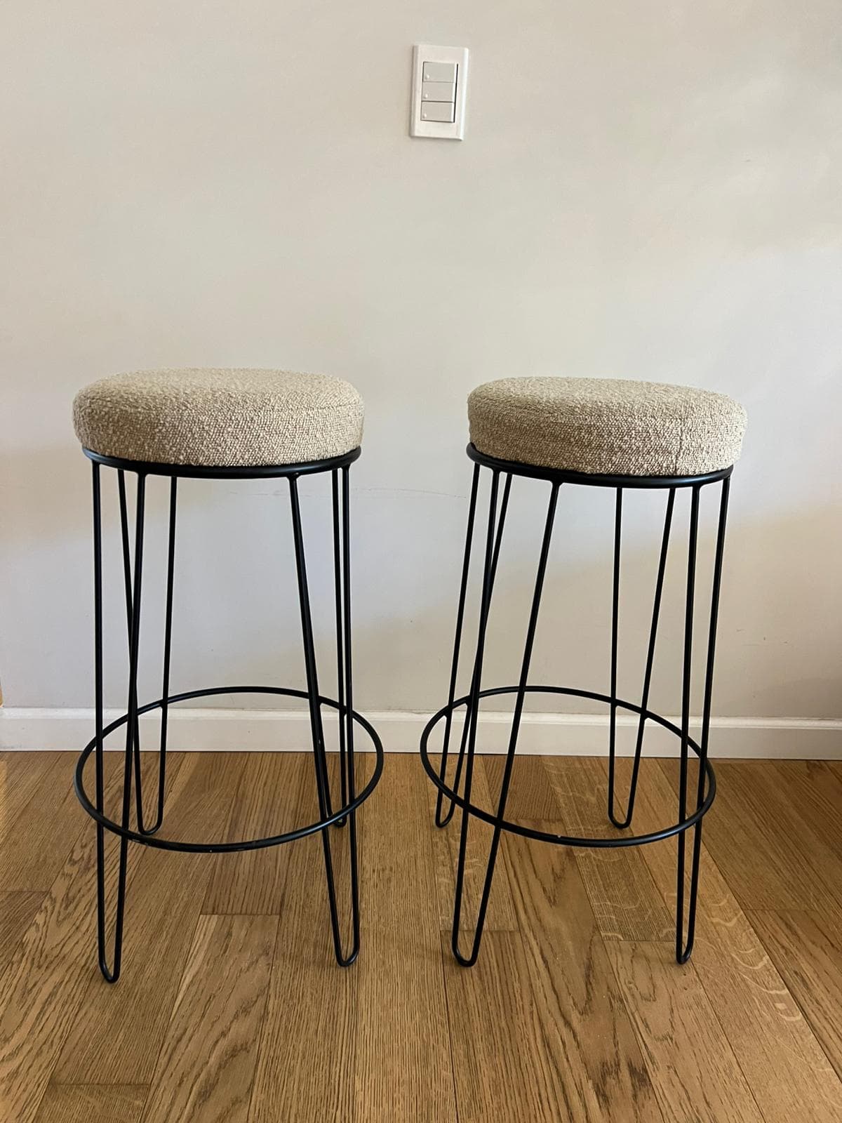 Par de banquetas altas con patas hairpin