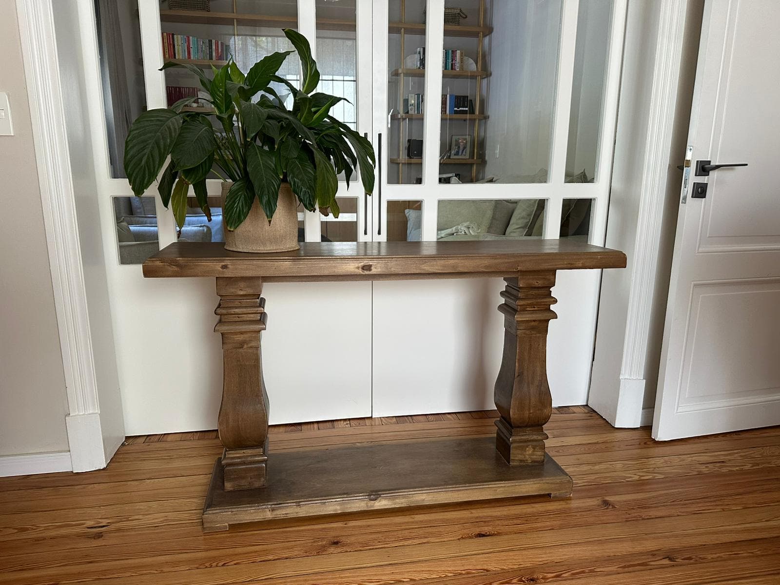 Consola de madera con patas torneadas