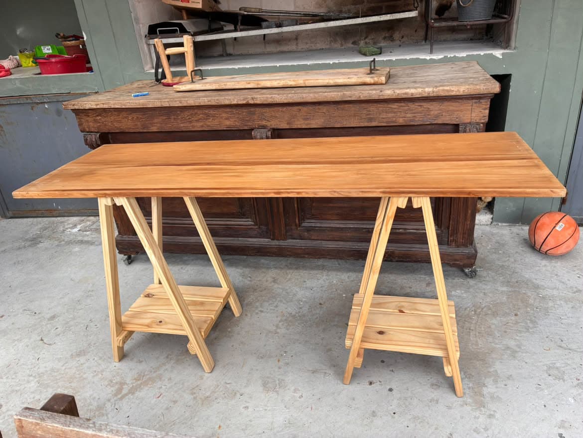 Mesa de caballetes de madera
