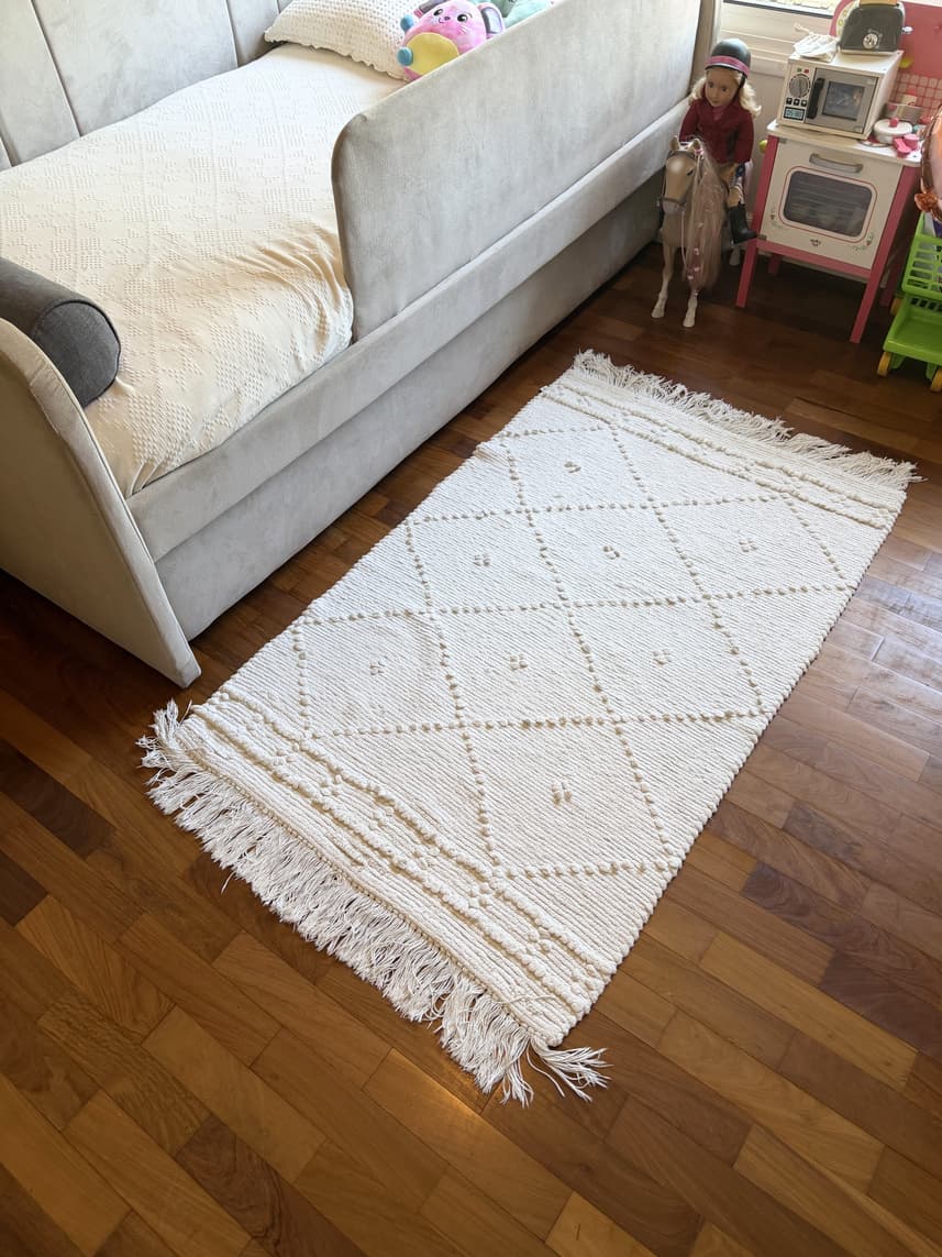 Alfombra blanca con flecos, de Zara Home