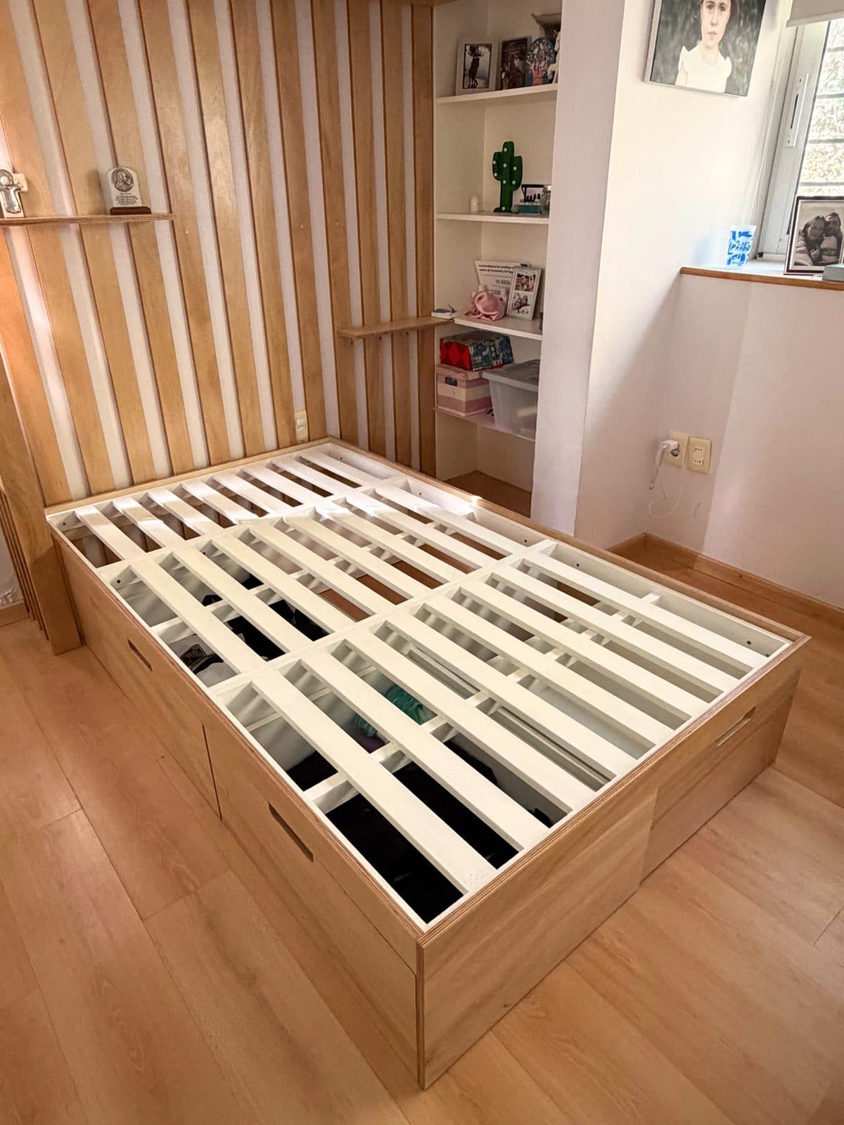 Cama plaza y media, con cajones