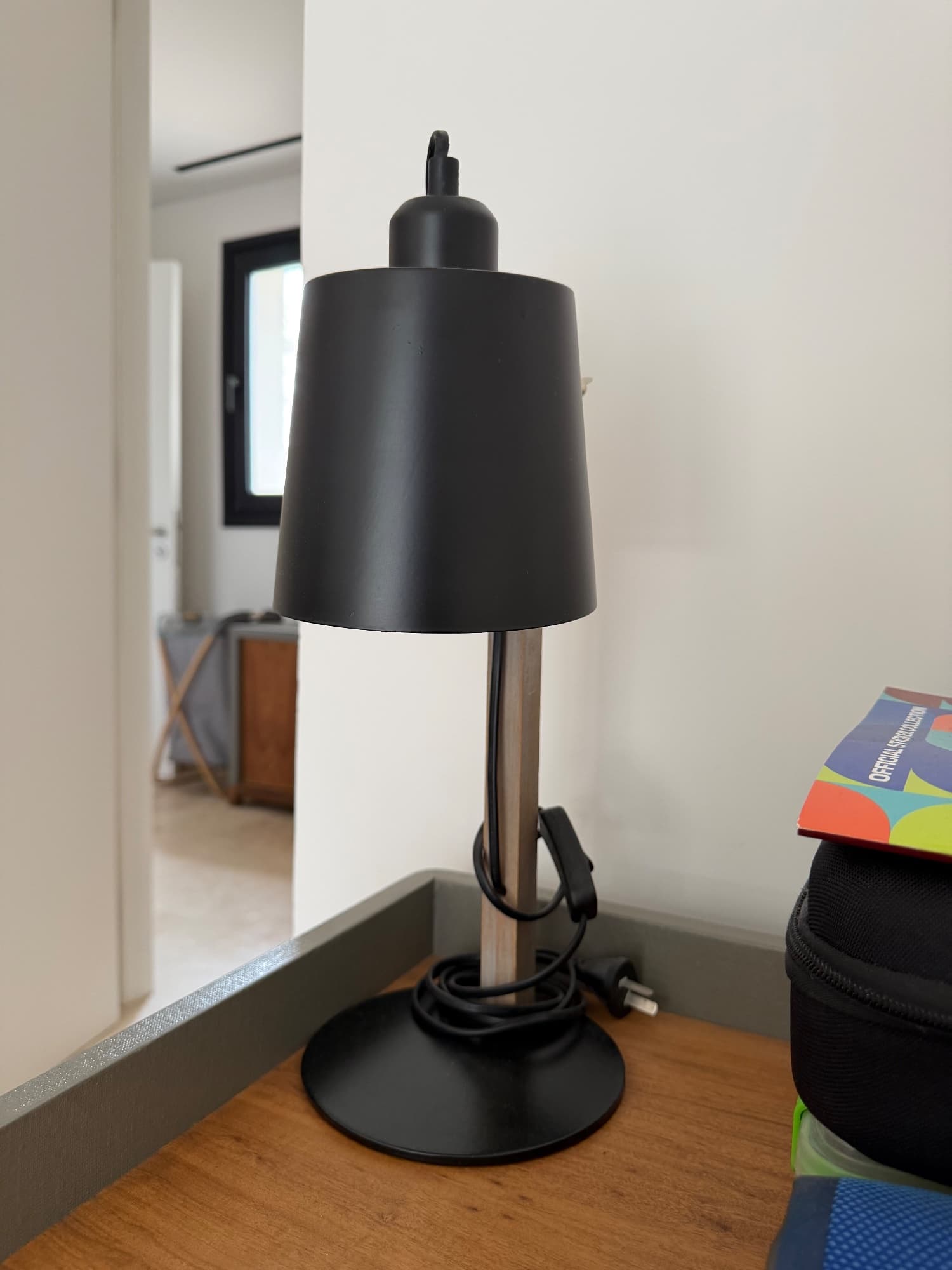 Lámpara de mesa negra con madera