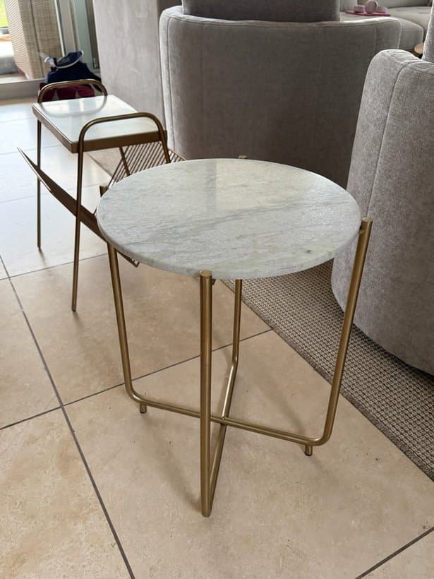 Mesa auxiliar de mármol con revistero