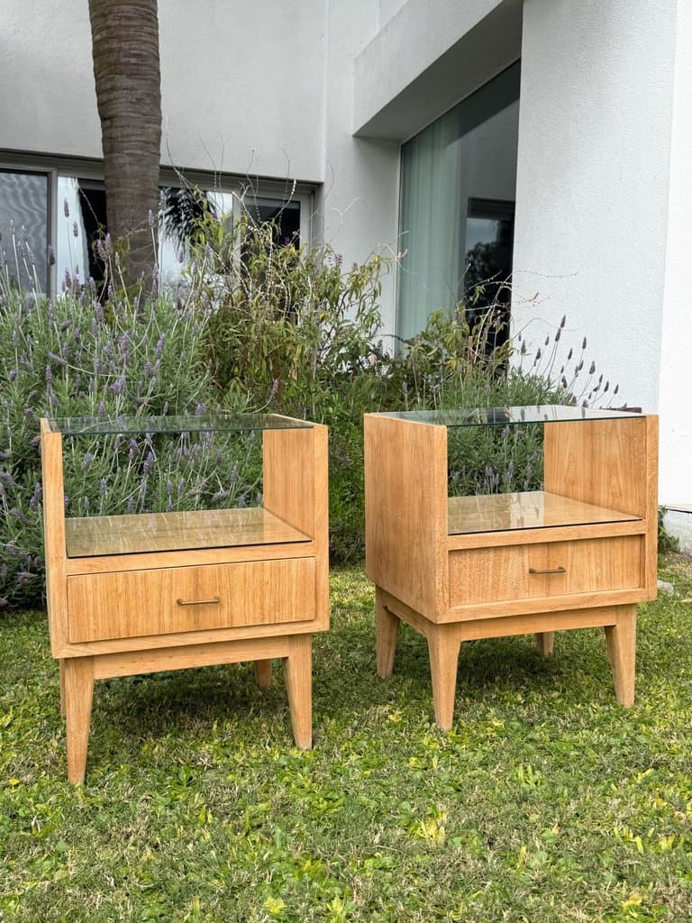 Par de mesas de luz de vidrio y madera