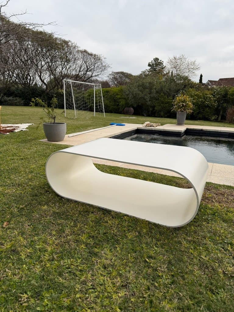 Mesa ratona ovalada escultórica