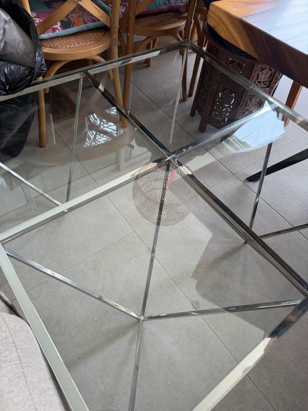 Mesa ratona de vidrio y metal cromado