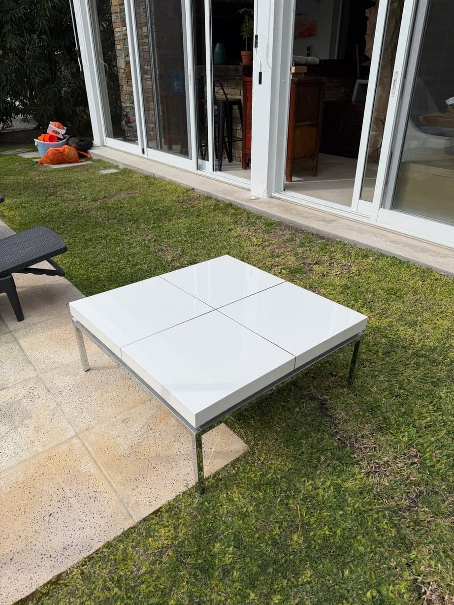 Mesa ratona blanca con patas cromadas
