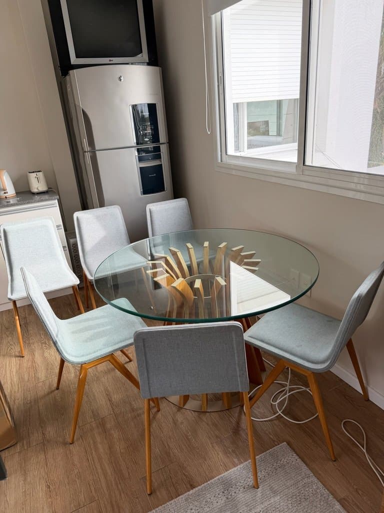 Mesa redonda de vidrio con base de madera