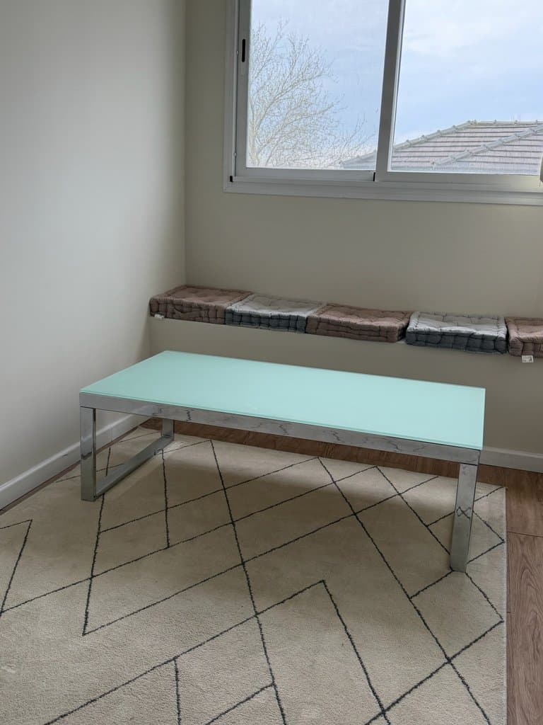 Mesa ratona de metal cromado y vidrio celeste