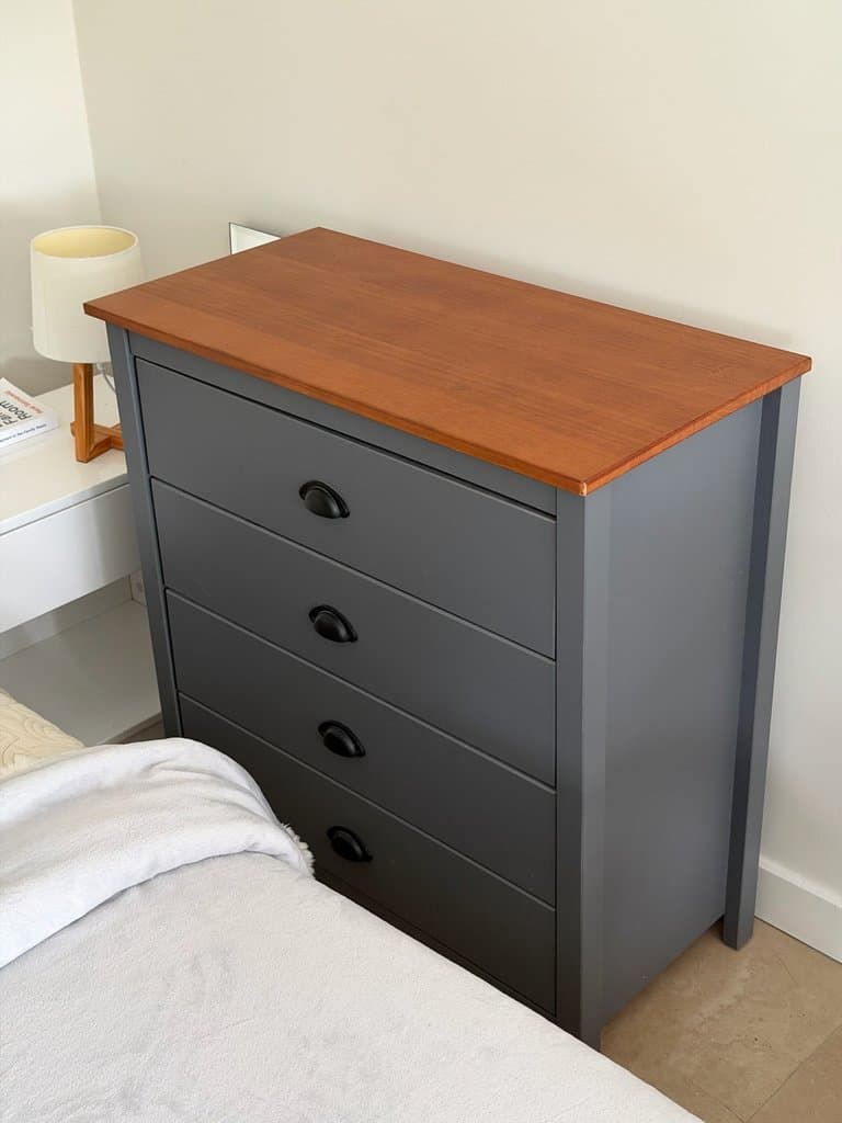 Cómoda gris de 4 cajones con tapa de madera
