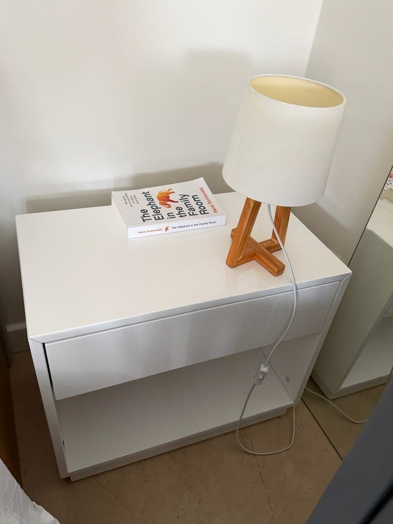 Mesa de luz blanca minimalista