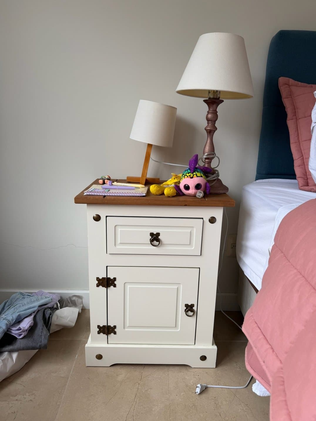Mesa de luz blanca con tapa de madera