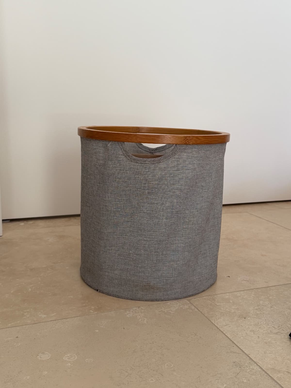 Basura de tela con aro de madera