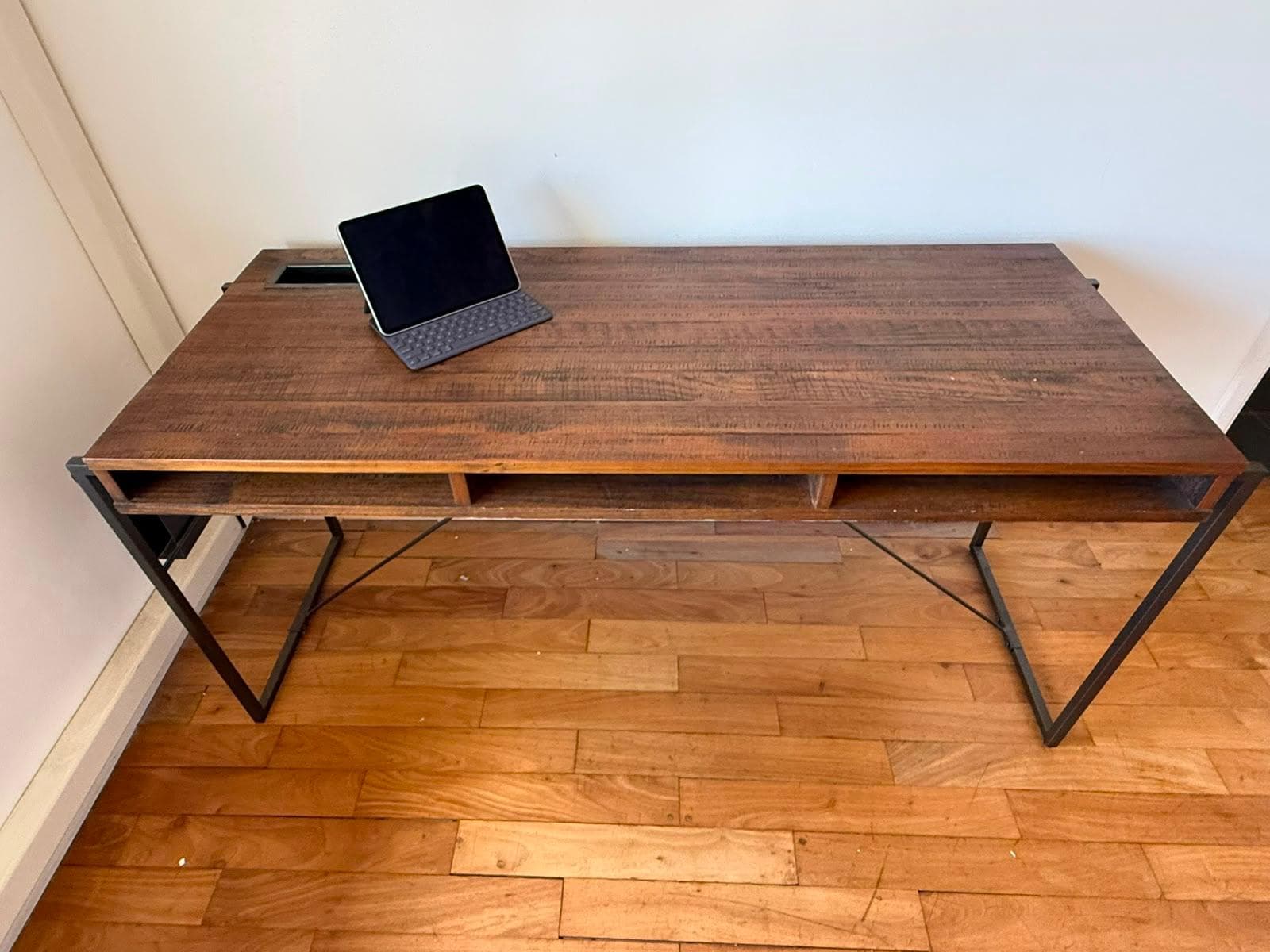 Escritorio de madera con estructura de hierro