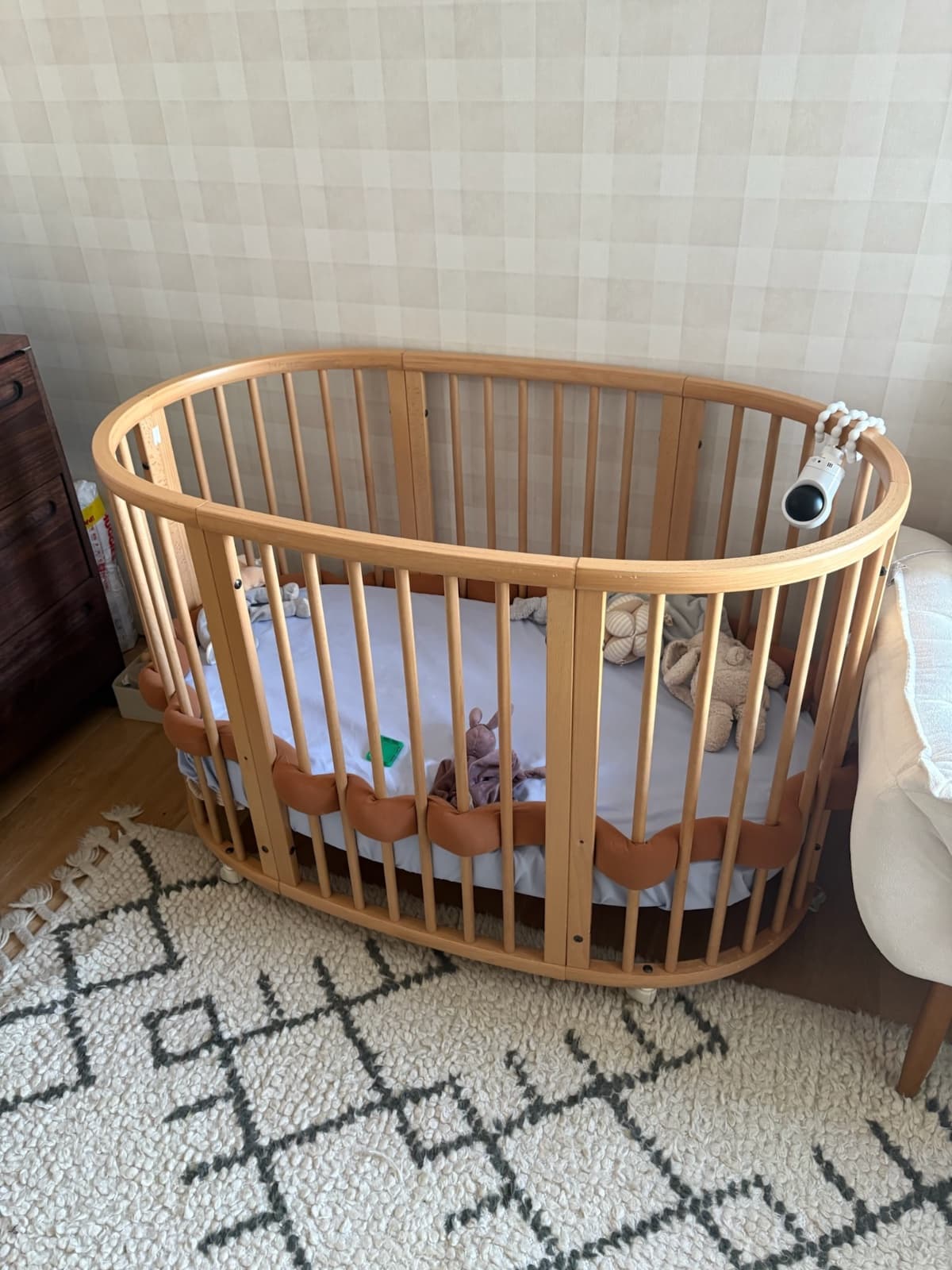 Cuna ovalada Stokke con colchon, madera natural