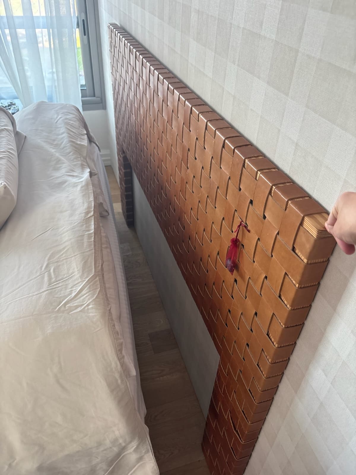 Respaldo de cama en cuero trenzado