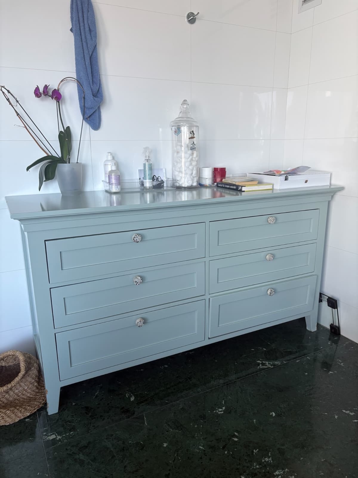 Cómoda de madera celeste (con detalles en rieles)