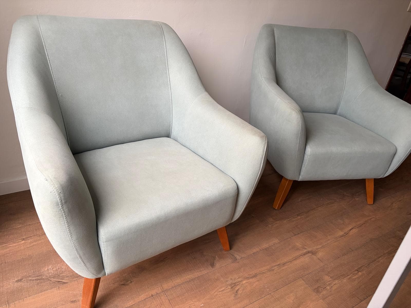 Par de sillones celestes estilo retro